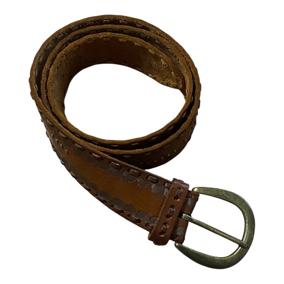 Leather embossed & riveted belt. Unisex. - Picture 4 of 16